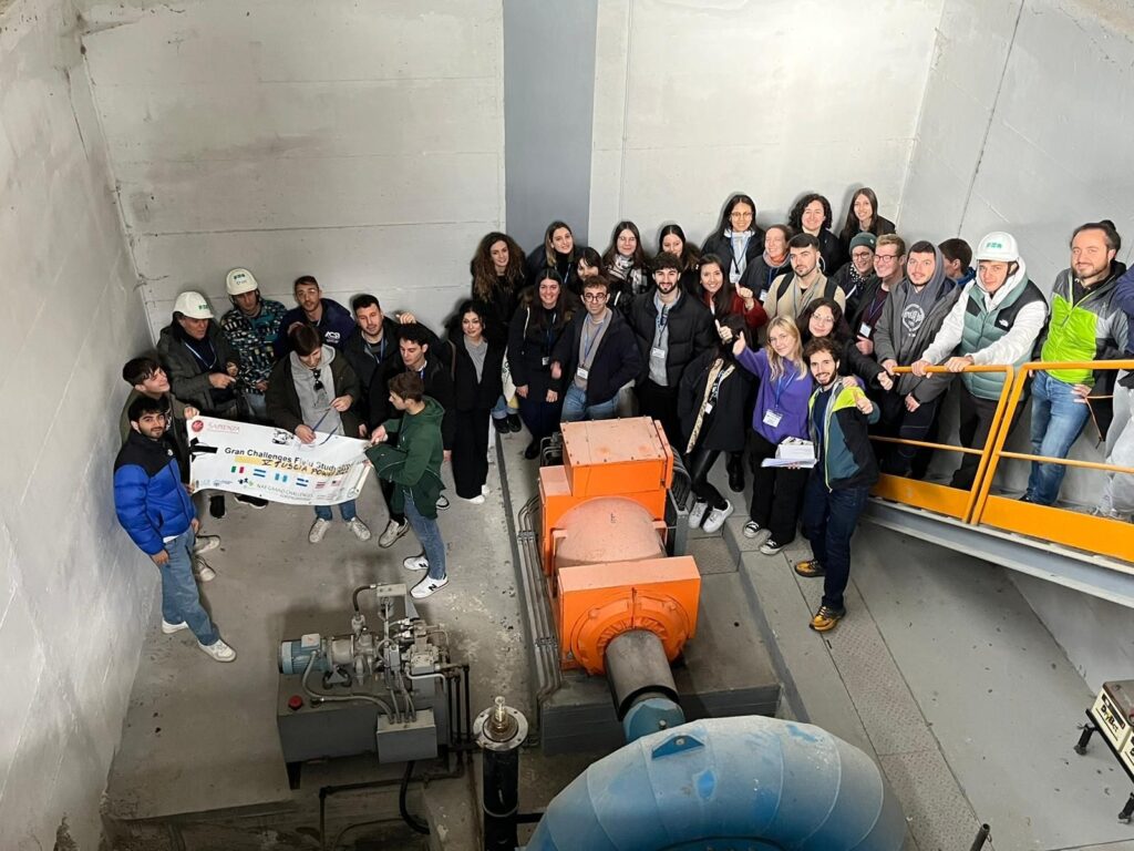 Foto del gruppo studentesco in visita presso la centrale idroelettrica di Antrodoco